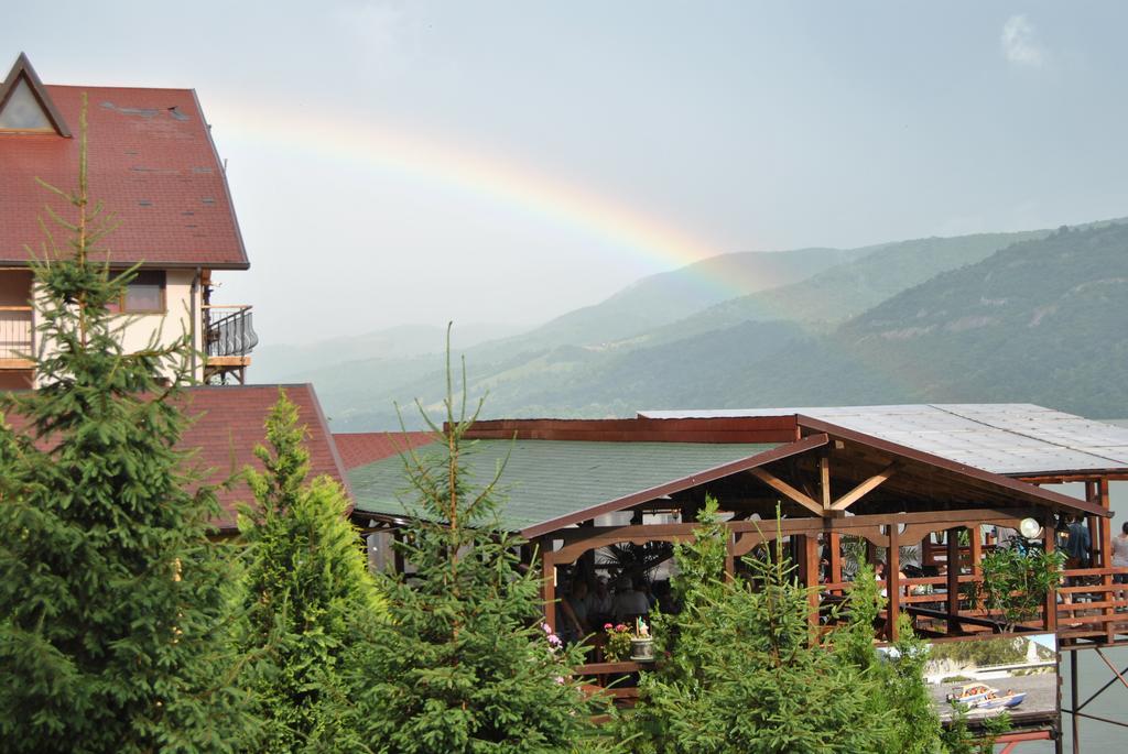 Hotel Pension La Ponton à Ieşelniţa Extérieur photo